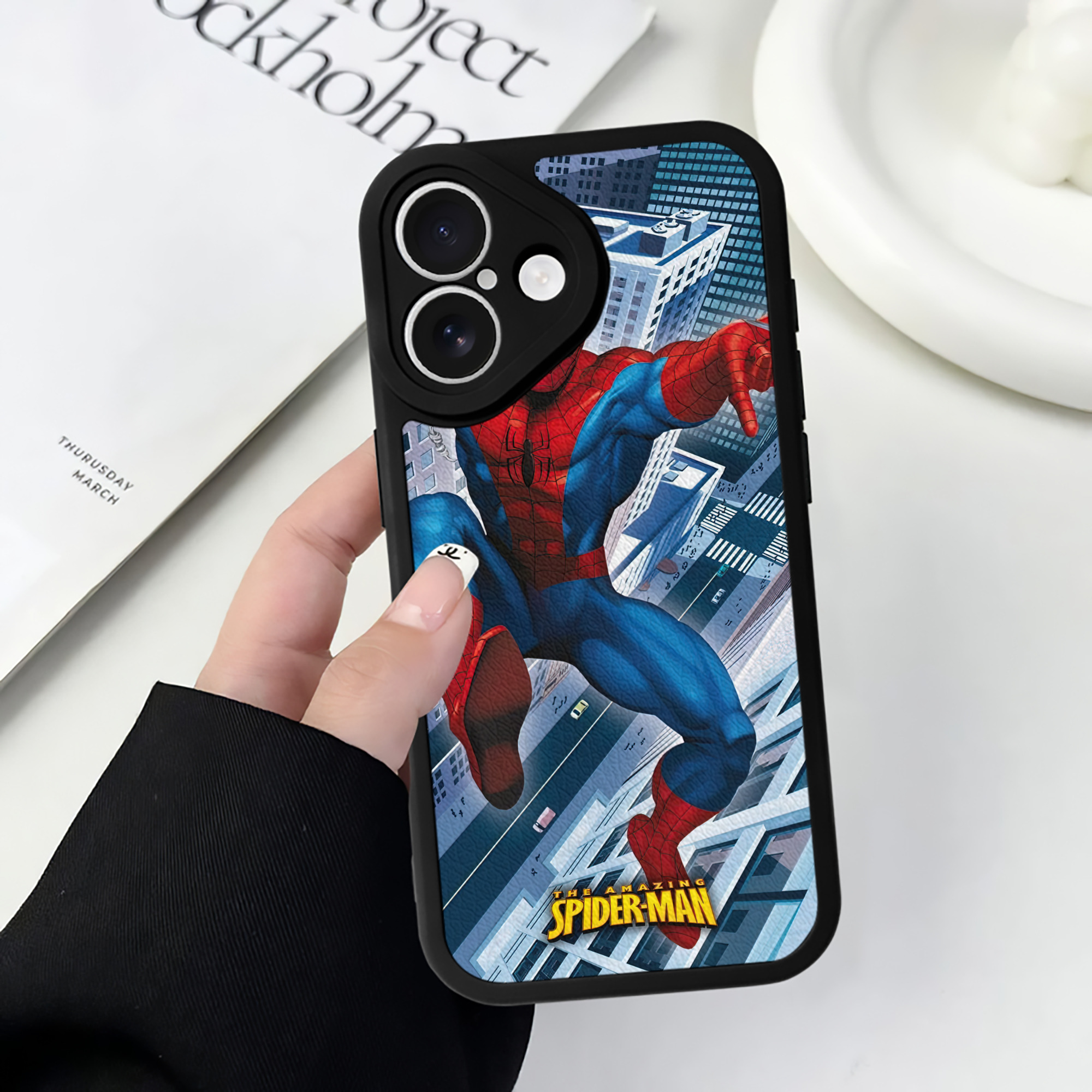 Spider Man スパイダーマン 【iPhone 16シリーズ対応】シリコンスマホケース（レザー調） 材質：シリコン